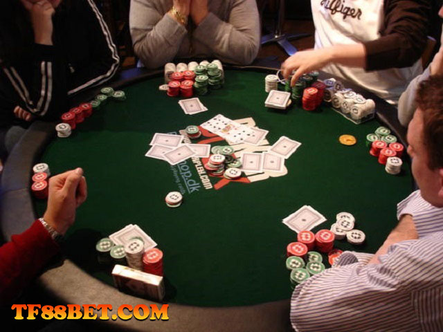 Quy trình 1 ván chơi Poker cơ bản khá đơn giản